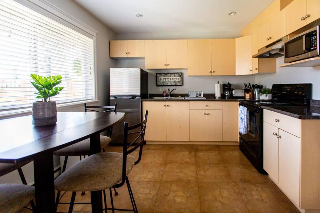 Beautiful & Cozy 1 Bedroom 1 Bath In The Westshore Victoria Exterior foto